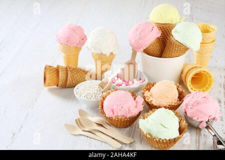 Verschiedenen Hausgemachten Schmelzenden Eis In Schalen Und Waffel Eistüten,  Weiße Vanille, Orange, Pink Berry, Grün, Blau, Weiß Marmor Hintergrund  Stockfotografie - Alamy