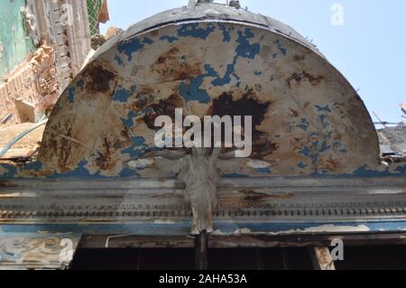 Peshawar, Pakistan. 27 Dez, 2019. Über sechs Jahrzehnte alte Hauptstadt Kino im 100 Jahre alten Gebäude im Kawatara Saddar Gegend abgerissen aufgrund von finanziellen Verlusten. Eigentümer Gelübde Identität des Gebäudes durch die Aufrechterhaltung ihrer historischen Vorderansicht zu schützen. Die jahrhunderte alte kostbare Skulpturen & Statuen, die Schönheit hinzufügen wurden die Gebäude nach Lahore Museum verschoben würden, die Besitzer Ansprüche. (Foto von Hussain Ali/Pacific Press) Quelle: Pacific Press Agency/Alamy leben Nachrichten Stockfoto