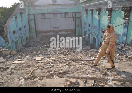 Peshawar, Pakistan. 27 Dez, 2019. Über sechs Jahrzehnte alte Hauptstadt Kino im 100 Jahre alten Gebäude im Kawatara Saddar Gegend abgerissen aufgrund von finanziellen Verlusten. Eigentümer Gelübde Identität des Gebäudes durch die Aufrechterhaltung ihrer historischen Vorderansicht zu schützen. Die jahrhunderte alte kostbare Skulpturen & Statuen, die Schönheit hinzufügen wurden die Gebäude nach Lahore Museum verschoben würden, die Besitzer Ansprüche. (Foto von Hussain Ali/Pacific Press) Quelle: Pacific Press Agency/Alamy leben Nachrichten Stockfoto