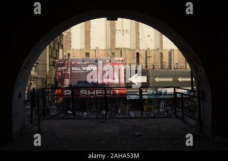 Peshawar, Pakistan. 27 Dez, 2019. Über sechs Jahrzehnte alte Hauptstadt Kino im 100 Jahre alten Gebäude im Kawatara Saddar Gegend abgerissen aufgrund von finanziellen Verlusten. Eigentümer Gelübde Identität des Gebäudes durch die Aufrechterhaltung ihrer historischen Vorderansicht zu schützen. Die jahrhunderte alte kostbare Skulpturen & Statuen, die Schönheit hinzufügen wurden die Gebäude nach Lahore Museum verschoben würden, die Besitzer Ansprüche. (Foto von Hussain Ali/Pacific Press) Quelle: Pacific Press Agency/Alamy leben Nachrichten Stockfoto