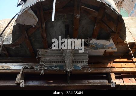 Peshawar, Pakistan. 27 Dez, 2019. Über sechs Jahrzehnte alte Hauptstadt Kino im 100 Jahre alten Gebäude im Kawatara Saddar Gegend abgerissen aufgrund von finanziellen Verlusten. Eigentümer Gelübde Identität des Gebäudes durch die Aufrechterhaltung ihrer historischen Vorderansicht zu schützen. Die jahrhunderte alte kostbare Skulpturen & Statuen, die Schönheit hinzufügen wurden die Gebäude nach Lahore Museum verschoben würden, die Besitzer Ansprüche. (Foto von Hussain Ali/Pacific Press) Quelle: Pacific Press Agency/Alamy leben Nachrichten Stockfoto