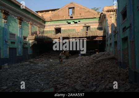 Peshawar, Pakistan. 27 Dez, 2019. Über sechs Jahrzehnte alte Hauptstadt Kino im 100 Jahre alten Gebäude im Kawatara Saddar Gegend abgerissen aufgrund von finanziellen Verlusten. Eigentümer Gelübde Identität des Gebäudes durch die Aufrechterhaltung ihrer historischen Vorderansicht zu schützen. Die jahrhunderte alte kostbare Skulpturen & Statuen, die Schönheit hinzufügen wurden die Gebäude nach Lahore Museum verschoben würden, die Besitzer Ansprüche. (Foto von Hussain Ali/Pacific Press) Quelle: Pacific Press Agency/Alamy leben Nachrichten Stockfoto