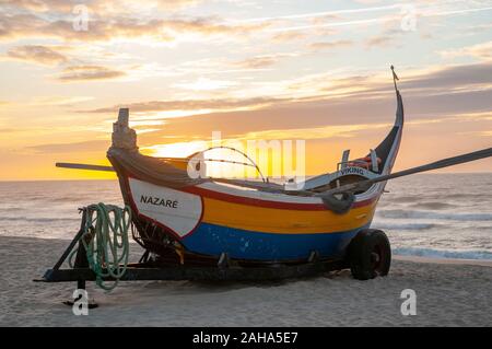 Traditionelle bunte Portugiesische Fischerboot am Strand von Vieira de Leiria. Ein portugiesisches Dorf und auch eine Gemeinde im Kreis Marinha G Stockfoto