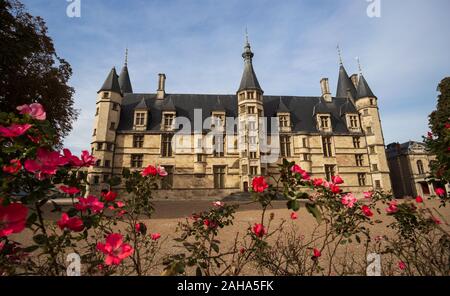 Das herzogliche Schloss in Nevers Stadt, Nievre, Frankreich. Im 15. und 16. Jahrhundert gebaut, feudalen Gebäude im Zentrum von Frankreich. Stockfoto