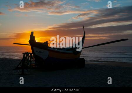 Silhouette der traditionelle bunte Portugiesische Fischerboot am Strand von Vieira de Leiria. Ein portugiesisches Dorf und auch eine Gemeinde im municipalit Stockfoto