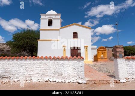 Eine weiß lackierte Katholische Kirche in La Merced, ein Dorf auf der Route 40, nördlich von cafayete. Capilla Nuestra Señora de la Merced. Stockfoto