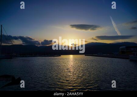 Sonnenuntergang am Mittelmeer wie auf Zakynthos Insel, Griechenland eine griechische Insel im Ionischen Meer gesehen. Es ist die drittgrösste der Ionischen Inseln. Stockfoto