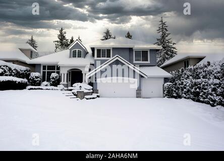 Wohnhaus im Pazifischen Nordwesten der Vereinigten Staaten von Amerika nach dem Schneesturm Stockfoto