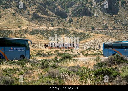 Griechenland, KOS - 29. Mai: Griechenland hat eine große Anzahl von Inseln. Reise zu den Nisyros Vulkan. Gruppe von Touristen zwischen zwei Bussen am 29. Mai 2019, Kos, Nis Stockfoto