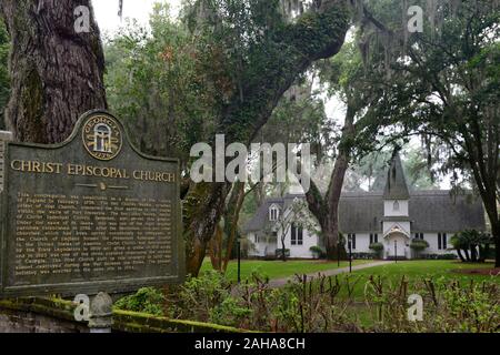 Christus der episkopalen Kirche, Fort Frederica, St Simons Island, Steineichen, Quercus virginiana, spanisches Moos, Tilandsia useneoides, Moos-hung Eichen, Georgia, USA, RM U Stockfoto