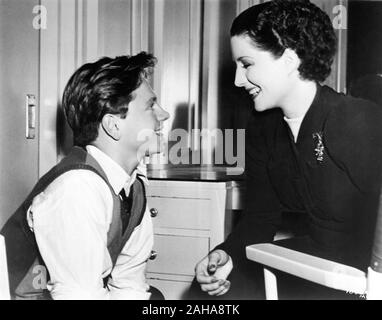 MICKEY ROONEY mit Norma Shearer in seinen tragbaren Ankleidezimmer bei MGM Studios während der Dreharbeiten von BABES IN ARMS Direktor 1939 Busby Berkeley Metro Goldwyn Mayer Werbung Foto Stockfoto