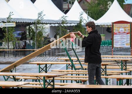 Lettland, Liepaja - 18. Mai: Liepaja an der Ostsee entfernt. Blick auf Menschen in traditionellen Liiv Dorf Feier nach Regen am 18. Mai 2019, Liepaja Stockfoto