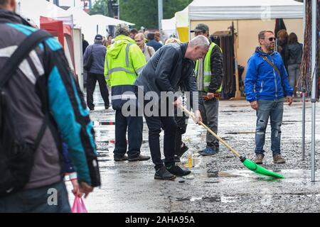 Lettland, Liepaja - 18. Mai: Liepaja an der Ostsee entfernt. Blick auf Menschen in traditionellen Liiv Dorf Feier nach Regen am 18. Mai 2019, Liepaja Stockfoto