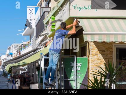 Griechenland, KOS - 31. Mai: Kardamena ist eine kleine Stadt an der Südküste der Insel Kos und hat alle Voraussetzungen für einen tollen Strand Urlaub. Zwei Männer arbeiten an Zentrale Stockfoto