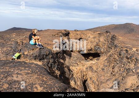 Lavatunnel Höhleneingang in die zerklüftete Vulkanlandschaft bei Cuevas Negras, schwarze Höhlen, in der Las Canadas del Teide National Park, Teneriffa, Kanaren, ICH Stockfoto