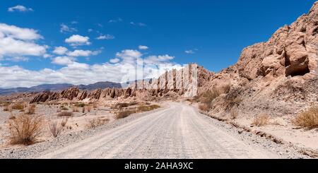 Blick auf den Kies beschichtete Route 40 Straße durch die Quebrada de Las Flechas Mountain region, nördlich der Stadt Cafayate, Argentinien. Stockfoto