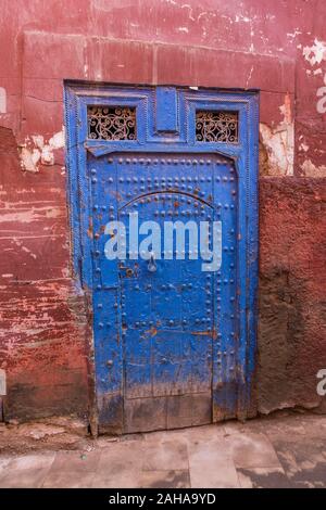 Blaue alte marokkanische Tür in Marrakesch. Marokko. Stockfoto