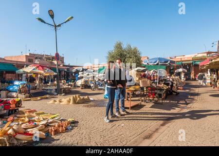 Ein paar Touristen auf Rahba Kedima Platz (Place des Epices), Medina, Marrakesch, Marokko, Nordafrika Stockfoto