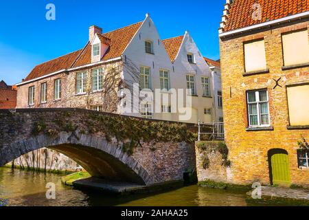 Brügge, Belgien Häuser, Brücken und grünen Kanal Groenerei in Brügge Stockfoto