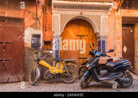 Motorroller in der Medina von Marrakesch, Marokko, Arfica geparkt. Stockfoto