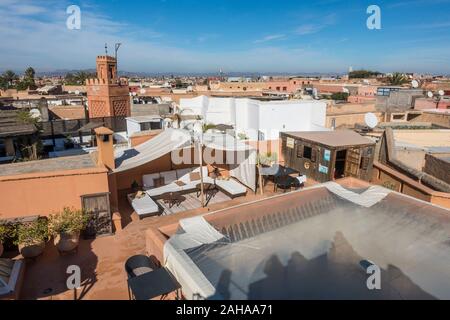 Dachterrasse mit Stühlen in einem Riad, Marrakesch Skyline in Medina, Marrakesch-Safi Region, Marokko, Nordafrika. Stockfoto