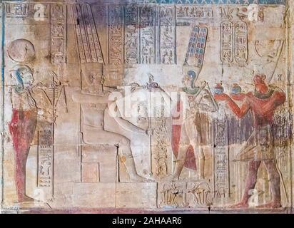UNESCO Welterbe, Theben in Ägypten, Karnak, ptolemäischen Tempel des Bbt. Der König bietet Nou vase (Wein) zu den Göttern Amun-re und Khonsu. Stockfoto