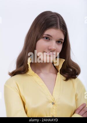 Closeup Portrait eines Mädchens mit langen Haaren in einem gelben Bluse mit Stehkragen auf einem hellen Hintergrund Stockfoto