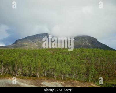 Foggy Mountain View an der Saanatunturi fiel in Enontekiö, Kilpisjärvi, finnisch Lappland, Finnland. Stockfoto