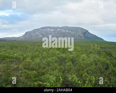 Idyllische Bergblick am Saanatunturi fiel in Enontekiö, Kilpisjärvi, finnisch Lappland, Finnland. Stockfoto