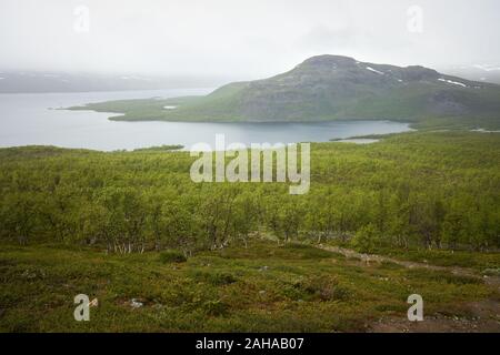 Foggy Panoramablick auf den Kilpisjärvi und Malla Fells, von fiel, Saanatunturi Enontekija, Finnland Stockfoto