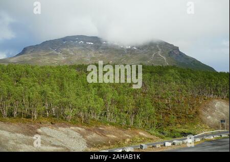 Foggy Mountain View an der Saanatunturi fiel in Enontekiö, Kilpisjärvi, finnisch Lappland, Finnland. Stockfoto