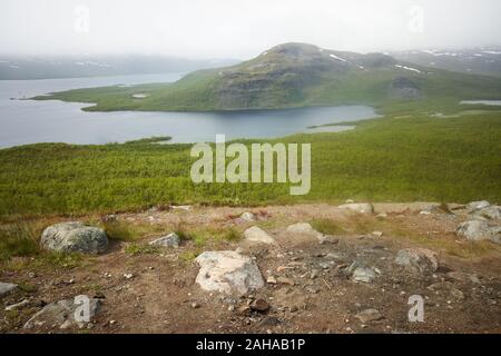 Foggy Panoramablick auf den Kilpisjärvi und Malla Fells, von fiel, Saanatunturi Enontekija, Finnland Stockfoto