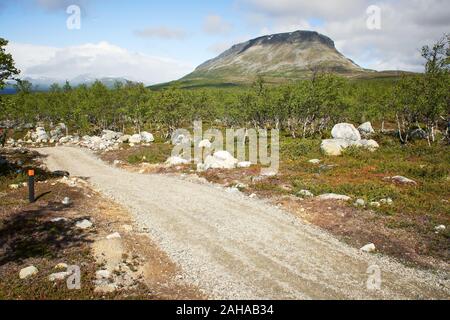 Idyllische Landschaft Straße und Bergblick am Saanatunturi fiel in Enontekiö, Kilpisjärvi, finnisch Lappland, Finnland. Stockfoto