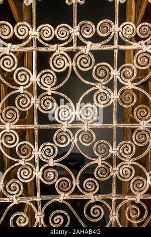 Fenstergitter, Grill und altes Gebäude in Marokko. Stockfoto
