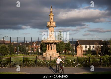 13.07.2019, Belfast, Nordirland, Großbritannien - Junge mit dem Fahrrad, Dunville Park an der Falls Road, Katholische West Belfast. 00 A 190713 D 119 CAROEX.JPG [ Stockfoto