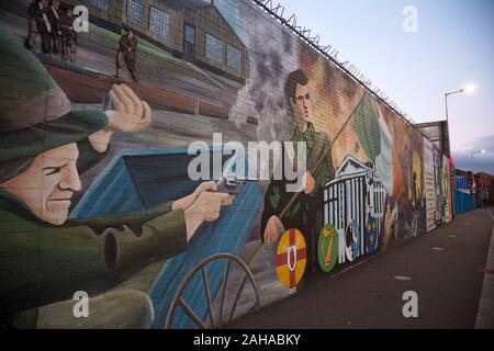 13.07.2019, Belfast, Nordirland, Großbritannien - Politische Wandmalerei, Falls Road, Katholische West Belfast. Die Wandmalereien wurden in Protest gemalt, und sind Stockfoto