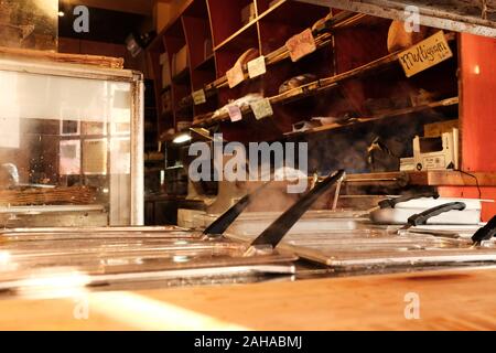 Dampf, der aus den frischen, heißen Selbstbedienungen steigt, mit frisch gebackenem Brot in den Regalen dahinter. Wildoat Bakery, Ottawa, Ontario, Kanada. Stockfoto