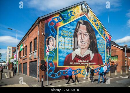 14.07.2019, Belfast, Nordirland, Großbritannien - Sinn Féin Gebäude mit Portrait von Bobby Sands auf der Falls Road, Katholische West Belfast. Das wandbild Stockfoto