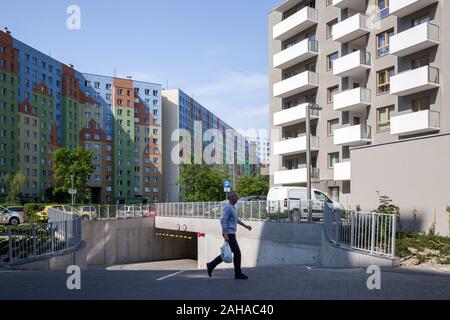 29.04.2018, Breslau, Niederschlesien, Polen - Vorgefertigte Betonplatte Fassade mit bemalten Giebelhäuser und neue Wohngebäude in Breslau. 0 Stockfoto