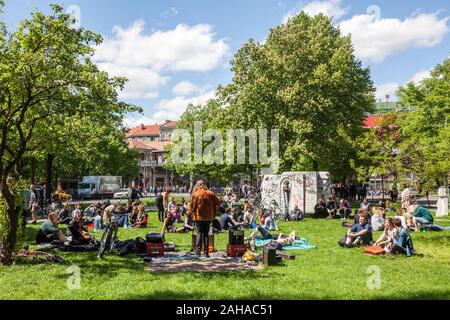 01.05.2018, Berlin, Berlin, Deutschland - Street Musiker ein Konzert auf einer Wiese in der Schlesischen Straße in Berlin-Kreuzberg geben am 1. Mai. 00 P 180501 D Stockfoto