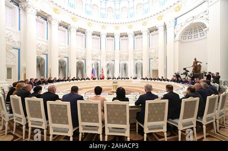 Der russische Präsident Wladimir Putin Stühle ein Ende Jahr treffen auf dem Föderationsrat und die Staatsduma im Kreml Dezember 24, 2019 in Moskau, Russland. Stockfoto