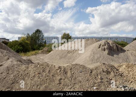 12.09.2018, Berlin, Berlin, Deutschland - Berge von Schutt in der Nähe des Dong Xuan Center in der Herzbergstrasse in Berlin-Lichtenberg, im Hintergrund Stockfoto