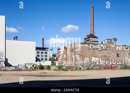 29.09.2018, Berlin, Berlin, Deutschland - Unbebautes Grundstück vor der Ruine der Eisfabrik in der Köpenicker Straße in Berlin-Mitte. 00 P 180929 D Stockfoto