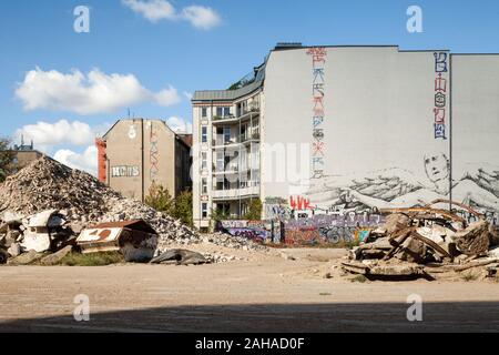 29.09.2018, Berlin, Berlin, Deutschland - unbebautes Land vor der Ruine der Eisfabrik in der Köpenicker Straße in Berlin-Mitte. 00 P 180929 D 038 C Stockfoto