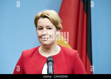 13.11.2019, Berlin, Berlin, Deutschland - Dr. Franziska Giffey, Bundesministerin für Familie. Der Minister machte eine Presseerklärung auf der Erweiterungskarte Stockfoto