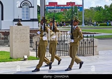 01.08.2019, Santiago de Cuba, Santiago de Cuba, Kuba - Blick auf den Friedhof Santa Ifigenia. Halbe Stunde Beobachten der Soldaten im Marti Denkmal in t Stockfoto