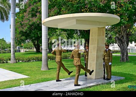 01.08.2019, Santiago de Cuba, Santiago de Cuba, Kuba - Blick auf den Friedhof Santa Ifigenia. Jede halbe Stunde Ändern des Schutzes der Soldaten an der M Stockfoto