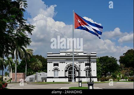 01.08.2019, Santiago de Cuba, Santiago de Cuba, Kuba - Blick auf den Eingang des Friedhofs Santa Ifigenia. Hier befinden sich auch die Gräber von Fidel Castro eine Stockfoto