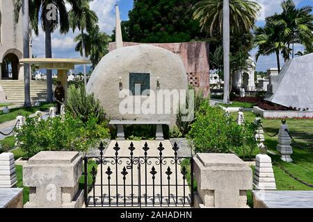 01.08.2019, Santiago de Cuba, Santiago de Cuba, Kuba - Blick auf das Grab von Fidel Castro auf dem Friedhof Santa Ifigenia. 0 RL 190801 D020 CAROEX.JPG [M Stockfoto