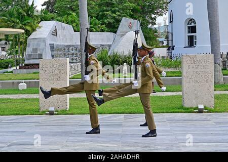 01.08.2019, Santiago de Cuba, Santiago de Cuba, Kuba - Blick auf den Friedhof Santa Ifigenia. Jede halbe Stunde Ändern des Schutzes der Soldaten an der m Stockfoto